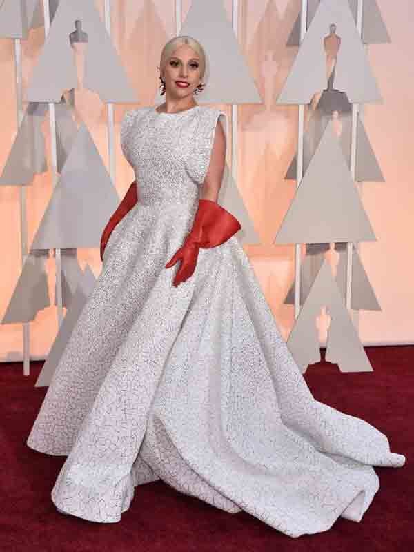 Oscars Awards 2015 में रेड कार्पेट पर लेडी गागा का अंदाज़। (स्रोत-एपी)