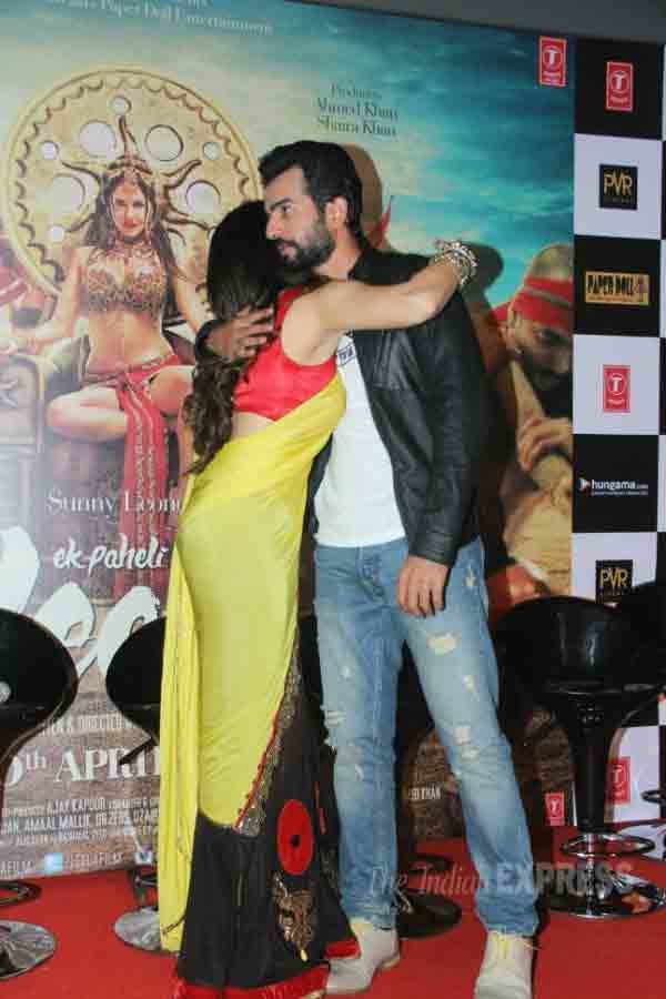 Ek Paheli Leela: इस फिल्म में सनी लियोन के सह कलाकार जय भानुसाहली हैं। ट्रेलर लॉन्च पर पहुंचे भानु को गले मिलतीं सनी लियोन। (स्रोत-वरिंदर चावला)