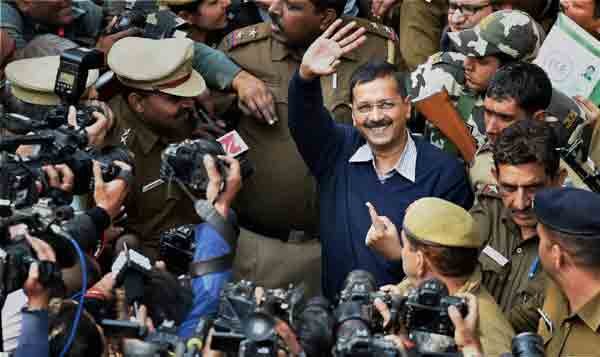 Delhi Polls 2015: рдХрд┐рд╕реА рддрд░рд╣ рдорддрджрд╛рди рдХреЗрдВрджреНрд░ рдореЗрдВ рдкрд╣реБрдВрдЪрдиреЗ рдХреЗ рдмрд╛рдж рдЙрдиреНрд╣реЗрдВ рдмрддрд╛рдпрд╛ рдЧрдпрд╛ рдХрд┐ рдЙрдиреНрд╣реЗрдВ 144 рдирдВрдмрд░ рдмреВрде рдкрд░ рдорддрджрд╛рди рдХрд░рдирд╛ рд╣реИред (рдлрд╝реЛрдЯреЛ-рдкреАрдЯреАрдЖрдИ)