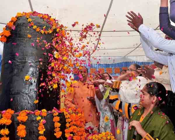 Maha Shivaratri: बीकानेर के श्री लालेश्वर महादेव मंदिर में महाशिवरात्रि के पावन पर्व पर पूजा के दौरान ब्रह्मकुमारी। (स्रोत-पीटीआई)