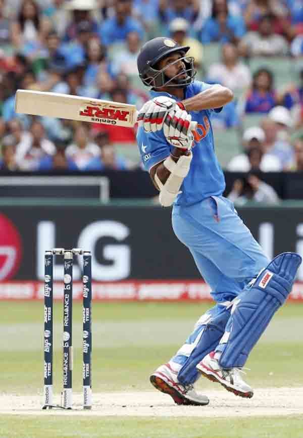 IND vs SA: आईसीसी क्रिकेट विश्व कप के पूल बी के एक मैच में मेलबोर्न क्रिकेट ग्राउंड पर दक्षिण अफ्रीका के खिलाफ हुक शॉट खेलते भारतीय सलामी बल्लेबाज़ शिखर धवन। (स्रोत-रॉयटर्स)
