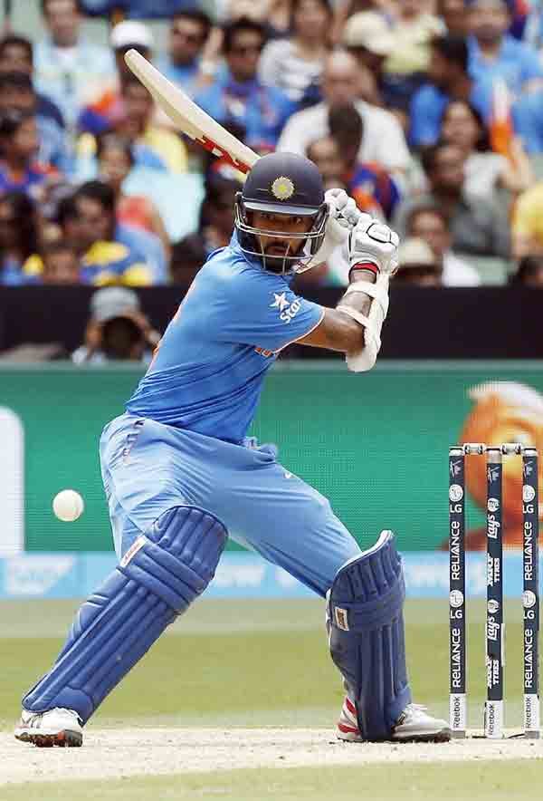 IND vs SA: आईसीसी क्रिकेट विश्व कप के पूल बी के एक मैच में मेलबोर्न क्रिकेट ग्राउंड पर दक्षिण अफ्रीका के खिलाफ शॉट खेलने के लिए तैयार भारतीय सलामी बल्लेबाज़ शिखर धवन। (स्रोत-रॉयटर्स)