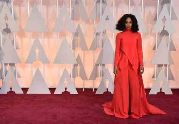 Oscars Awards 2015 में रेड कार्पेट पर सोलांगे नोलेस का अंदाज़। (स्रोत-एपी)