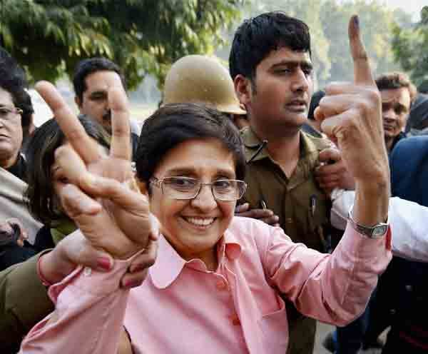 Delhi Polls: दिल्ली विधानसभा चुनाव में वोट डालने के बाद भाजपा के मुख्यमंत्री पद की उम्मीदवार किरण बेदी। (स्रोत-पीटीआई)