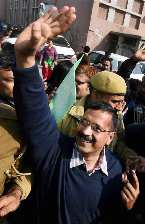 Delhi Polls 2015: рдмрд╛рдж рдореЗрдВ рдкреВрд░реНрд╡ рдореБрдЦреНрдпрдордВрддреНрд░реА рдиреЗ рдЕрдкрдиреЗ рдкреНрд░рд╢рдВрд╕рдХреЛрдВ рдХреЛ рдирд┐рд░рд╛рд╢ рдирд╣реАрдВ рдХрд┐рдпрд╛ рдФрд░ рдЙрдирдХреЗ рд╕рд╛рде рддрд╕реНрд╡реАрд░реЗрдВ рдЦрд┐рдВрдЪрд╛рдИрдВред (рдлрд╝реЛрдЯреЛ-рдкреАрдЯреАрдЖрдИ)