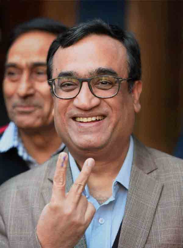 Delhi Polls: दिल्ली विधानसभा चुनाव में वोट डालने के बाद कांग्रेस की ओर से मुख्यमंत्री पद के उम्मीदवार अजय माकन। (स्रोत-पीटीआई)
