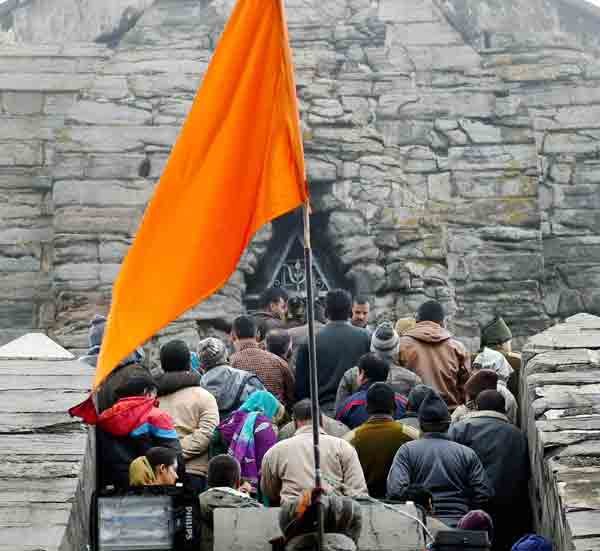 Maha Shivaratri: श्रीनगर स्थित शंकराचार्य मंदिर में महाशिवरात्रि के पावन पर्व पर भगवान शिव की पूजा के लिए कतार में खड़े श्रद्धालू। (स्रोत-पीटीआई)