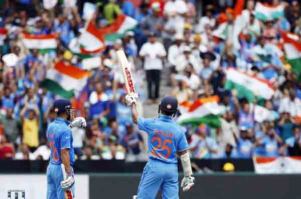IND vs SA: आईसीसी क्रिकेट विश्व कप के पूल बी के एक मैच में मेलबोर्न क्रिकेट ग्राउंड पर दक्षिण अफ्रीका के खिलाफ अर्द्धशतकीय पारी खेलने के बाद साथी खिलाड़ी विराट कोहली के साथ खुशी मनाते शिखर धवन। (स्रोत-रॉयटर्स)