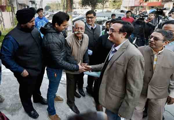 Delhi Polls: दिल्ली विधानसभा चुनाव में वोट देने पहुंचे कांग्रेस की ओर से मुख्यमंत्री पद के उम्मीदवार अजय माकन। (स्रोत-पीटीआई)