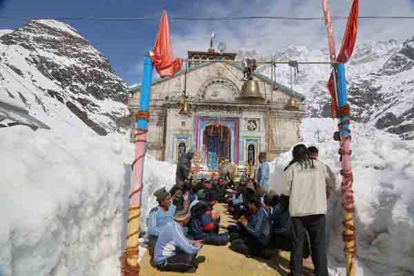 Maha Shivaratri: केदारनाथ मंदिर में महाशिवरात्रि के पावन पर्व पर भगवान शिव की पूजा करते पर्वतारोही दल के सदस्य। (स्रोत-पीटीआई)