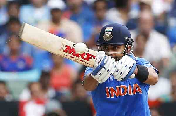 IND vs SA: आईसीसी क्रिकेट विश्व कप के पूल बी के एक मैच में मेलबोर्न क्रिकेट ग्राउंड पर दक्षिण अफ्रीका के खिलाफ शॉट खेलते भारतीय सलामी बल्लेबाज़ शिखर धवन। (स्रोत-रॉयटर्स)