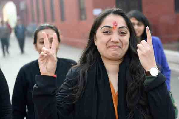 Delhi Polls: दिल्ली विधानसभा चुनाव में वोट देने के बाद नई दिल्ली विधानसभा क्षेत्र से भाजपा की उम्मीदवार नुपुर शर्मा। (स्रोत-पीटीआई)