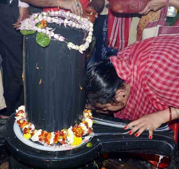 Maha Shivaratri: कोलकाता स्थित दक्षिणेश्वर मंदिर में महाशिवरात्रि के पावन पर्व पर भगवान शिव की आराधना करती एक महिला श्रद्धालू। (स्रोत-पीटीआई)