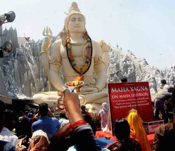Maha Shivaratri: बेंगलूरु में महाशिवरात्रि के पावन पर्व पर भगवान शिव की पूजा करते श्रद्धालू। (स्रोत-पीटीआई)