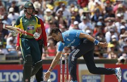 ट्राई सिरीज़ फ़ाइनल: ऑस्ट्रेलिया ने इंग्लैंड को 279 रन का लक्ष्य दिया