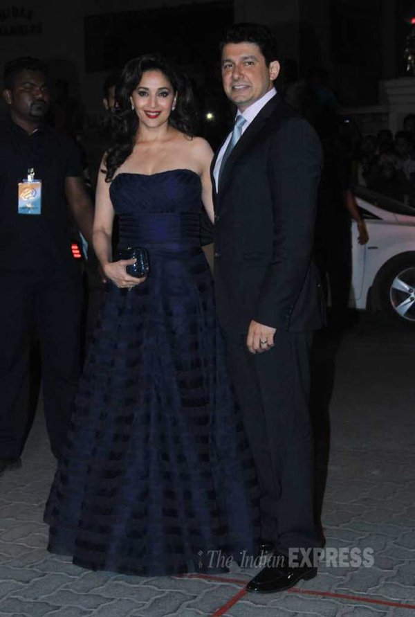 Filmfare Awards: फ़िल्म फ़ेयर अवॉर्ड में पति डॉ. श्रीराम नेने के साथ पहुंचीं माधुरी दीक्षित। (स्रोत-वरिंदर चावला)