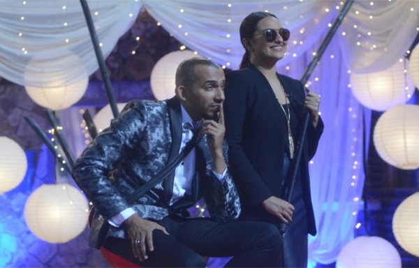 Halla Bol Finale: 'बिग बॉस हल्ला बोल' के ग्रैंड फिनाले में बॉलीवुड अभिनेत्री सोनाक्षी सिन्हा शामिल हुईं। प्रतिभागी अली कुली मिर्ज़ा के साथ दर्शकों का मनोरंजन करतीं सोनाक्षी। (स्रोत-इंडियन एक्सप्रेस)