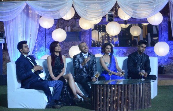 Halla Bol Finale: 'बिग बॉस हल्ला बोल' के ग्रैंड फिनाले के प्रतिभागी करिश्मा तन्ना, गौतम गुलाटी, डिंपी गांगुली, अली कुली मिर्ज़ा और प्रीतम सिंह। (स्रोत-इंडियन एक्सप्रेस)