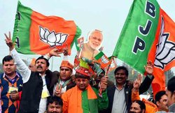 दिल्ली चुनाव: मतदान से पहले मात के अंदेशे में घिरी भाजपा