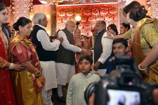 देखिए किस तरह अपनी आपसी मत-भेद भूल एक साथ नज़र आ रहें हैं लालू प्रसाद, नरेंद्र मोदी और मुलायम सिंह यादव। (एक्सप्रेस फोटो)