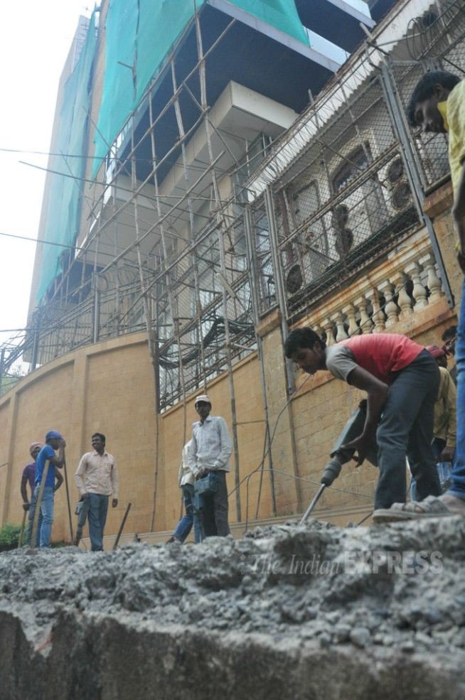 स्थानीय सांसद महाजन ने एमसीजीएम आयुक्त सीताराम कुंटे को 29 जनवरी को पत्र लिखा था जिसमें उनसे ढांचे को गिराने को कहा था क्योंकि वहां के निवासियों ने इससे होने वाली गड़बड़ी और यातायात में परेशानी को लेकर शिकायत की थी। (फोटो: वरिंदर चावला)