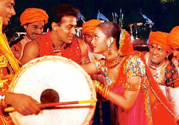 ऐश्वर्या राय बच्चन और सलमान खान पर फिल्माया गया यह हिट गाना सनी लियोन के अंदाज़ में लोगों को कितना पसंद आएगा यह तो आने वाले मसय में ही पता चल पाएगा। (फोटो: बॉलीवुड हंगामा)