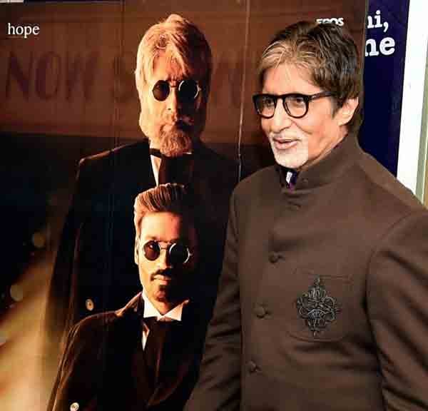 Shamitabh Promotion: लोग भले ही अमिताभ बच्चन की दमदार आवाज के दीवाने हैं लेकिन हिंदी फिल्म जगत के शहंशाह का कहना है कि उनकी आवाज सामान्य है और उसमें कोई खास बात नहीं है। अमिताभ की आगामी फिल्म ‘शमिताभ’ में उनकी आवाज की अहम भूमिका है। 72 वर्षीय अभिनेता ने इस बात से इनकार किया कि आर बाल्की के निर्देशन में बनी फिल्म ‘शमिताभ’ सिर्फ उनकी आवाज पर केंद्रित है। (फ़ोटो-पीटीआई)