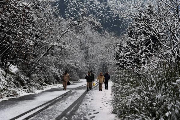 Kashmir Snow Fall: कश्मीर घाटी में आज लगातार तीसरे दिन रुक-रुक कर हिमपात जारी रहा, जिसके चलते श्रीनगर-जम्मू राष्ट्रीय राजमार्ग को बंद करना पड़ा। (फ़ोटो-पीटीआई)
