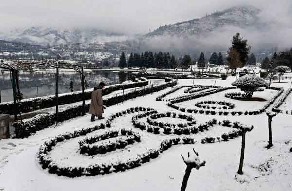 Kashmir Snow Fall: मौसम विभाग ने राज्य के कुछ इलाकों में भारी से अत्यंत भारी हिमपात होने का अनुमान व्यक्त किया है। विभाग के एक प्रवक्ता ने कहा, ‘‘आज तीसरे दिन रुक-रुक कर बर्फबारी जारी रही। गुलमर्ग में दो फुट से अधिक बर्फ गिरी।’’ (फ़ोटो-पीटीआई)