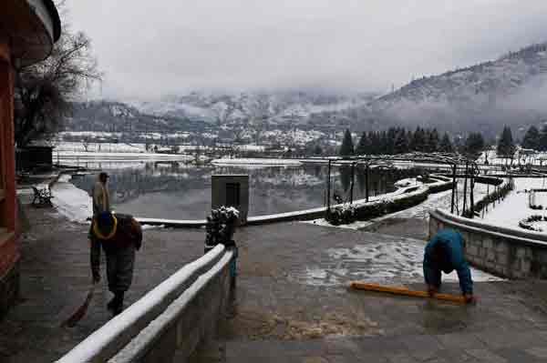 Kashmir Snow Fall: उन्होंने कहा कि घाटी के अधिकतर भागों से हिमपात होने की खबर मिली है। प्रवक्ता ने कहा कि ग्रीष्मकालीन राजधानी श्रीनगर में रात के दौरान 1.7 सेंटीमीटर बर्फबारी हुई तथा शहर में न्यूनतम तापमान 0.6 डिग्री दर्ज किया गया। (फ़ोटो-पीटीआई)