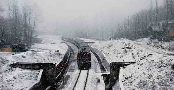 Kashmir Snow Fall: उन्होंने कहा कि वार्षिक अमरनाथ यात्रा के आधार शिविर पहलगाम में 17 सेंटीमीटर बर्फ दर्ज की गई और वहां न्यूनतम तापमान शून्य से 0.8 डिग्री सेल्सियस नीचे रहा। (फ़ोटो-पीटीआई)