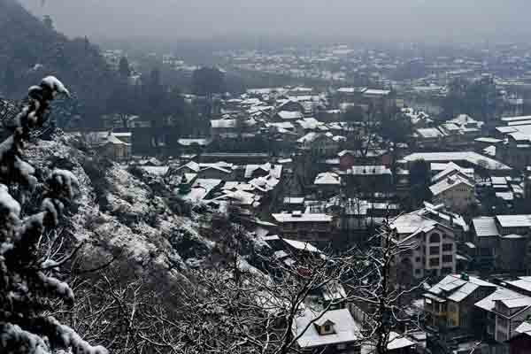 Kashmir Snow Fall: प्रवक्ता ने बताया कि श्रीनगर-जम्मू राष्ट्रीय राजमार्ग पर स्थित काजीगुंड में न्यूनतम तापमान कल के बराबर ही शून्य डिग्री सेल्सियस दर्ज किया गया और वहां आज सुबह तक आठ सेंटीमीटर बर्फ गिरी। (फ़ोटो-पीटीआई)