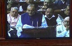 आम बजट: धूम्रपान, होटल में खाना व हवाई यात्रा महंगी होगी