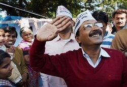 दिल्ली चुनाव: छिड़ गई शब्दों की जंग, बेदी ने केजरीवाल को कहा ‘भगोड़ा’ तो ‘भगवान’ हैं आप के साथ