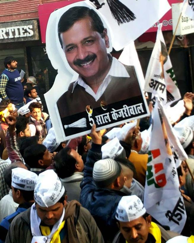 पार्टी के प्रदर्शन पर प्रसन्नता व्यक्त करते हुए आप नेता योगेन्द्र यादव ने कहा, ‘‘निचले तबके के लोगों ने ही नहीं, बल्कि मध्यम वर्ग के लोगों ने आप के पक्ष में वोट दिया। ऐसा लगता है कि नरेन्द्र मोदी का रथ रुकता दिख रहा है।’’ (फोटो: प्रवीण खन्ना)