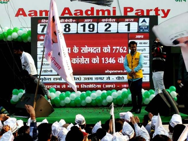 प्रधानमंत्री नरेंद्र मोदी ने अरविन्द केजरीवाल को फोन कर उन्हें जीत की बधाई दी और दिल्ली के विकास में केजरीवाल को केंद्र के पूर्ण सहयोग का आश्वासन दिया। (फोटो: प्रवीण खन्ना)