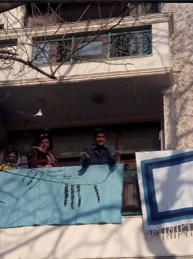 भाजपा की मुख्यमंत्री पद की उम्मीदवार किरण बेदी ने भी अरविंद केजरीवाल को बधाई देते हुए कहा कि ‘‘पूरा श्रेय अरविंद को जाता है।’’ (फोटो: ताशी तोबगयाल)
