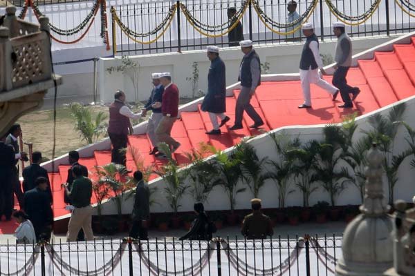 अपने मंत्रियों, विधायकों और कार्यकर्ताओं को अहंकार से बचने की सलाह देते हुए उन्होंने दिल्ली को देश का पहला भ्रष्टाचार मुक्त राज्य बनाने का वादा किया। केजरीवाल ने कहा, 'हम जितना जल्द संभव होगा, जनलोकपाल विधेयक लाएंगे और पांच साल के अंदर दिल्ली को भ्रष्टाचार मुक्त राज्य बनाएंगे ।' उन्होंने दिल्ली के विकास के लिए बीजेपी और कांग्रेस के अच्छे लोगों से सहयोग लेने की बात भी कही। (फोटो: रवि कनोजिया)