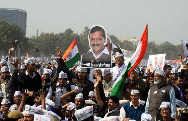 आम आदमी पार्टी (आप) के संयोजक अरविंद केजरीवाल ने दिल्ली के आठवें मुख्यमंत्री के रूप में शपथ लेने के बाद रामलीला मैदान में मौजूद समर्थकों की भीड़ के सामने अपनी सरकार की प्राथमिकताएं गिनाईं। (फोटो: प्रेमनाथ पांडेय)