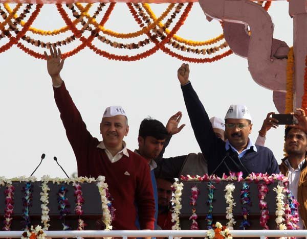 केजरीवाल ने कहा, 'पूरे एक साल के बाद आम आदमी की सरकार बनी है। पिछली बार आठ सीटें कम रह गई थी, इस बार दिल्ली की जनता ने इस बार पूर्ण बहुमत दिया है। मुझे पता था कि दिल्ली के लोग हमें प्यार करते हैं, लेकिन यह नहीं पता था कि इतना प्यार करते हैं। 70 में से 67 सीटें...गिनती के दिन तो लगा जैसी सीटों की बारिश हो रही है। दोस्तो, लगता है ऊपरवाले की कोई खास मंशा है। हम सौभाग्यशाली हैं कि ऊपर वाले ने हमें अपने काम के लिए चुना है। 70 में से 67 सीटें किसी आदमी की मेहनत से नहीं मिल सकती है।' (फोटो: प्रेमनाथ पांडेय)