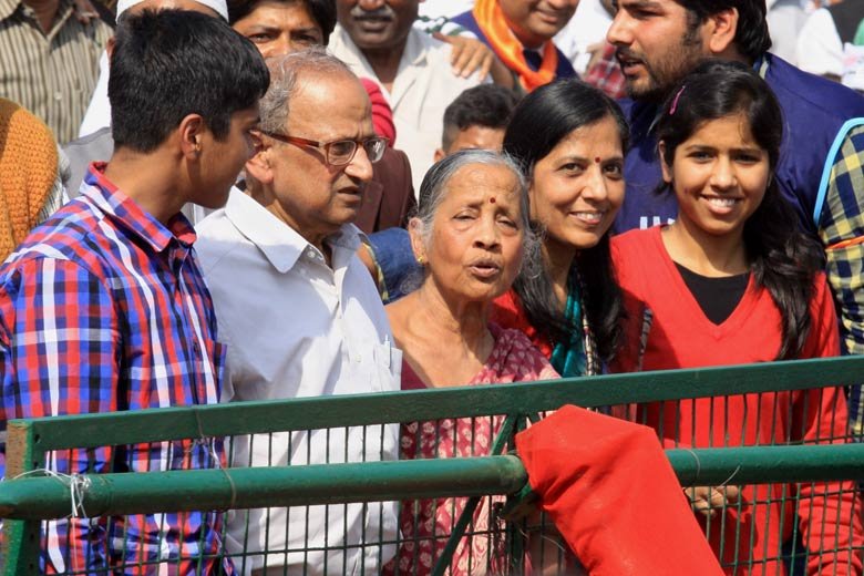 दिल्ली के मुख्यमंत्री ने शनिवार को अपनी पार्टी के मंत्रियों, विधायकों, कार्यकर्ताओं एवं समर्थकों से अहंकार से दूर रहने की अपील की। रामलीला मैदान में उन्होंने हजारों समर्थकों से कहा, 'जब इतनी बड़ी जीत मिलती है, तो इंसान के मन में अहंकार जागता है। लेकिन जब ऐसा होता है तो सब खत्म हो जाता है। इसलिए हम सब लोगों को, मुझे, मंत्रियों को, सहयोगियों को चौकस रहना पड़ेगा। हमें टटोलना पड़ेगा कि कहीं हमारे अंदर अहंकार तो नहीं जाग रहा। यदि ऐसा हुआ तो हम अपना मिशन पूरा नहीं कर पाएंगे।' (फोटो: प्रेमनाथ पांडेय)