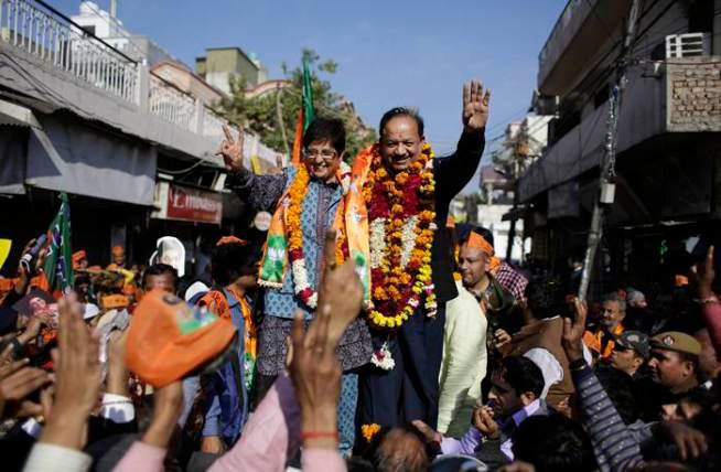 उसके बाद से दिल्ली में तीनों प्रमुख दलों भाजपा, आम आदमी पार्टी और कांग्रेस ने युद्ध स्तर पर अपना प्रचार शुरू कर दिया। मतदान से पहले चुनावी घमासान में खास बात यह थी कि निशाने पर आप ही रही। (फोटो: एपी)