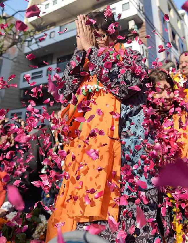प्रधानमंत्री की चार सभाओं में उनके भाषण का मुख्य हिस्सा अरविंद केजरीवाल रहे। वहीं भाजपा केजरीवाल पर लगातार आरोप लगाती रही, जिससे वे एक तरह से नायक बन कर उभरे। (फोटो: भाषा)