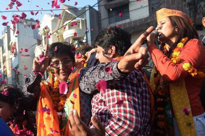 प्रधानमंत्री नरेंद्र मोदी और भाजपा के राष्ट्रीय अध्यक्ष अमित शाह ने भी आप को घेरने के लिए अपना, सरकार के कई मंत्रियों, मुख्यमंत्रियों, सांसदों और राष्ट्रीय संगठन को चुनावी रणभूमि में उतार दिया। (फोटो: भाषा)