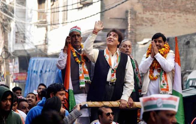 इस बार का दिल्ली विधानसभा चुनाव पिछले चुनावों को देखते हुए काफी गर्म माहौल में हो रहा है। प्रचार के अंतिम दिन ऐसा लग रहा था कि भाजपा और आप में ही ज्यादातर सीटों पर सीधा मुकाबला है। कांग्रेस के वरिष्ठ नेताओं ने भी अपनी पार्टी की पूरी ताकत चुनावों में झोंक दी, लेकिन प्रचार के अंतिम दिन तक वह मतदाताओं तक नहीं पहुंच पाई। (फोटो: भाषा)