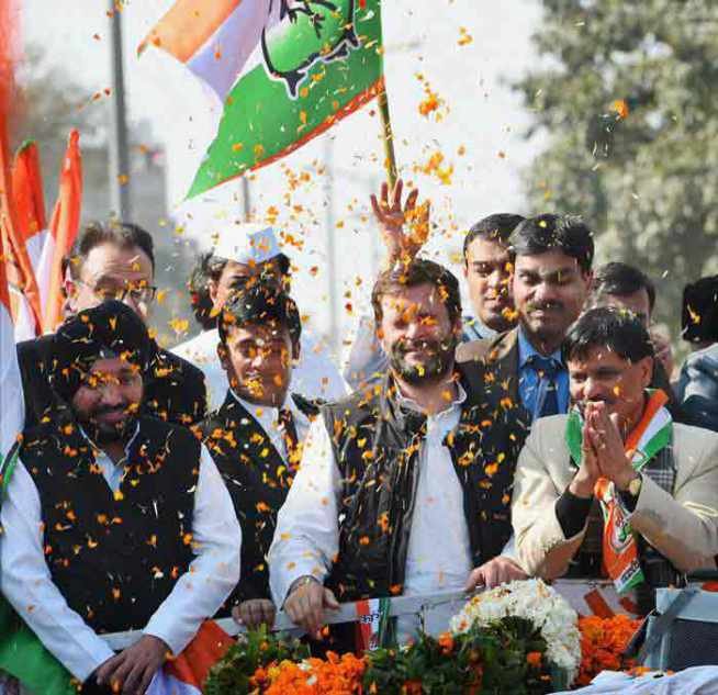 कांग्रेस ने भी पूरी ताकत लगाई। कांग्रेस अध्यक्ष सोनिया गांधी की बदरपुर में चुनावी सभा हुई। (फोटो: भाषा)