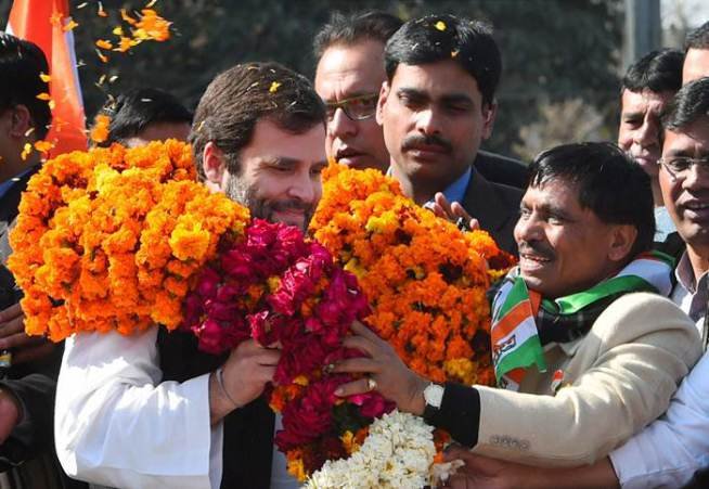 उनके अलावा पार्टी के उपाध्यक्ष राहुल गांधी की भलस्वा जंहागीरपुरी और शास्त्री पार्क में दो बड़ी सभाएं हुईं और उन्होंने सदर बाजार के आजाद मार्केट से चांदनी चौक, कालकाजी और सुल्तानपुर माजरा में रोड शो भी किए। (फोटो: भाषा)