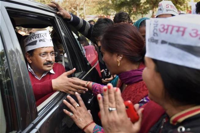 भाजपा ने दिल्ली के चुनाव को लेकर अपना दृष्टिपत्र जहां चुनाव से सात दिन पहले जारी किया, वहीं आप ने कभी व्यापारियों, कभी युवाओं और छात्रों तो कभी महिलाओं व ग्रामीणों की समस्याओं को लेकर घोषणाएं शुरू कर दीं। आप नेता अरविंद केजरीवाल जगह-जगह सभाएं भी करने लगे। (फोटो: भाषा)