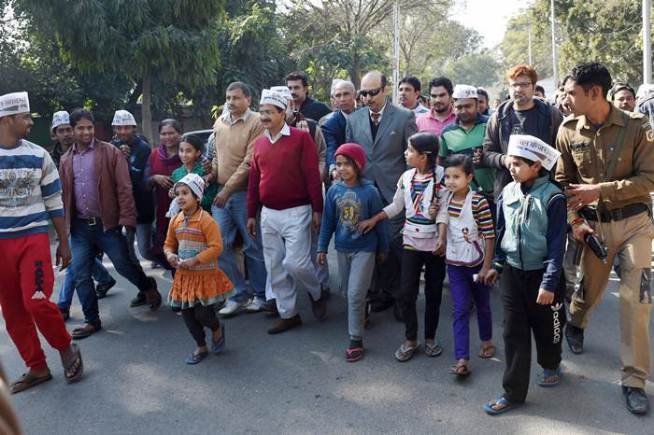 भाजपा केजरीवाल पर लगातार आरोप लगाती रही, जिससे वे एक तरह से नायक बन कर उभरे। (फोटो: भाषा)