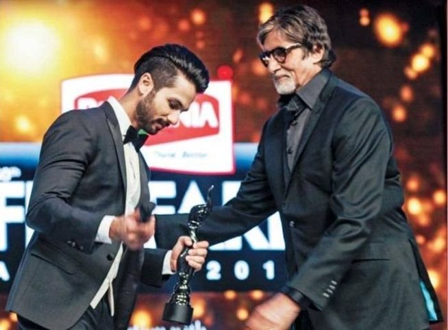 'फिल्म फेयर अवॉर्ड 2015': शाहिद कपूर को अवॉर्ड देते हुए अमिताभ बच्चन